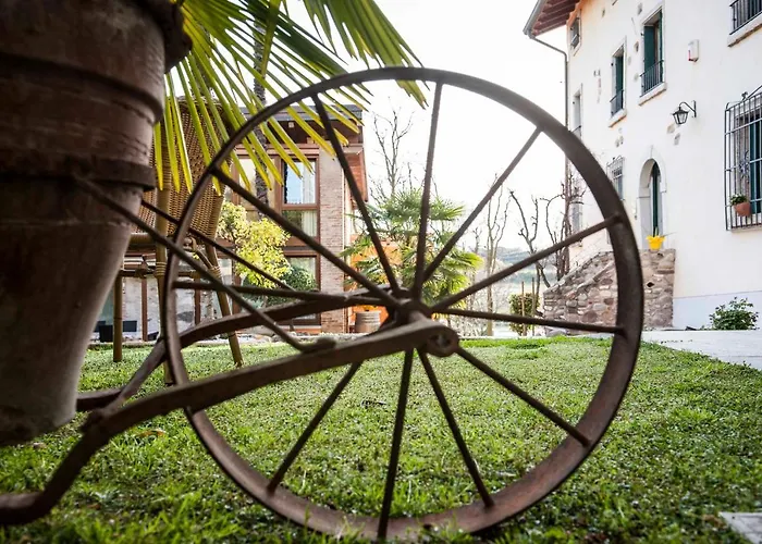 Casa Borgo Di Calmasino * バルドリーノ